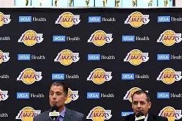 米兰体育在线注册-今晨突围战来临，洛杉矶湖人围绕社区盾回应争议，球迷炸锅，赛程密集仍需轮换