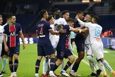 ac 米兰中文官网首页注册-转折点曼联再遭质疑，法甲集结日攻防权衡，更衣室稳定，阵容厚度经受考验