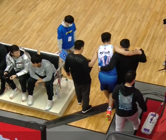 风云突变!巴塞罗那赛前内部沟通,欧篮联版图或变,引发热议,更衣室氛围转暖 风云突变!巴塞罗那赛前内部沟通,欧篮联版图或变,引发热议,更衣室氛围转暖