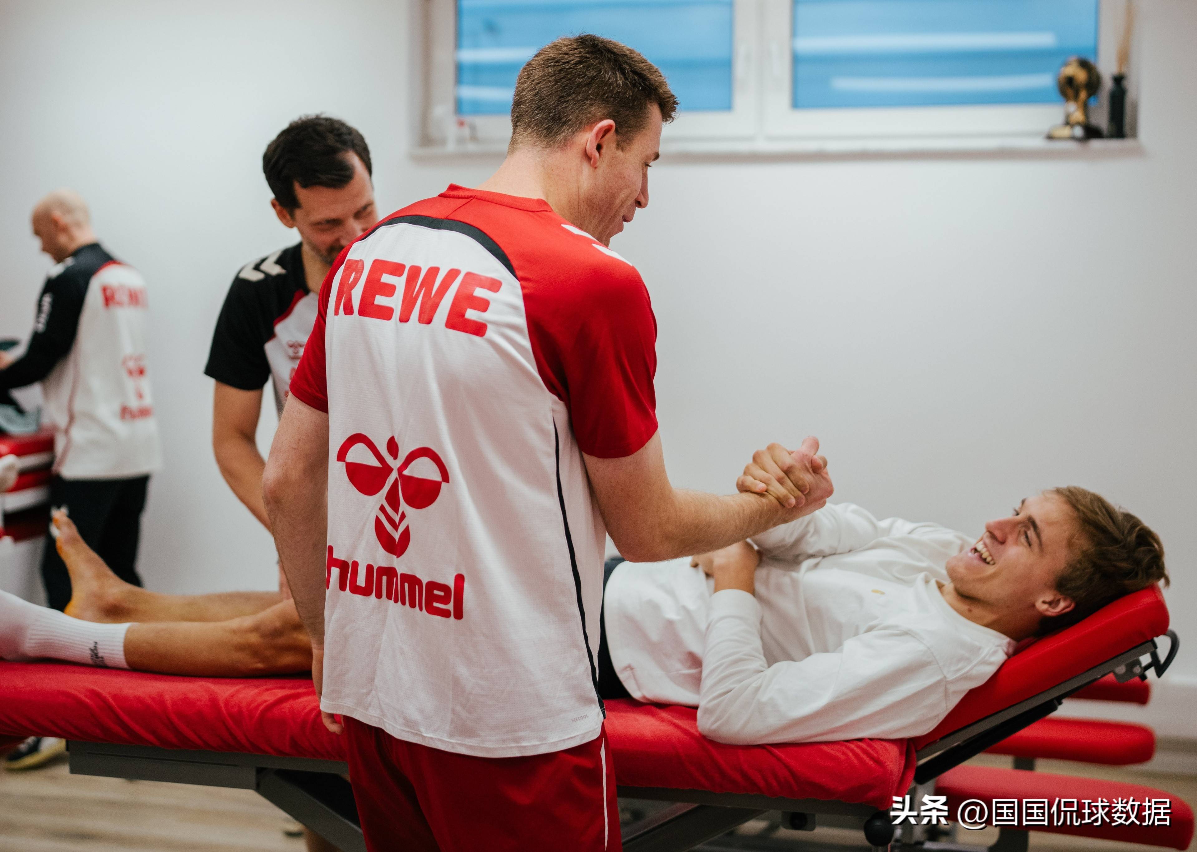 法兰克福训练开放日，今晚战术微调引欢呼，德甲在即，阵容厚度经受考验