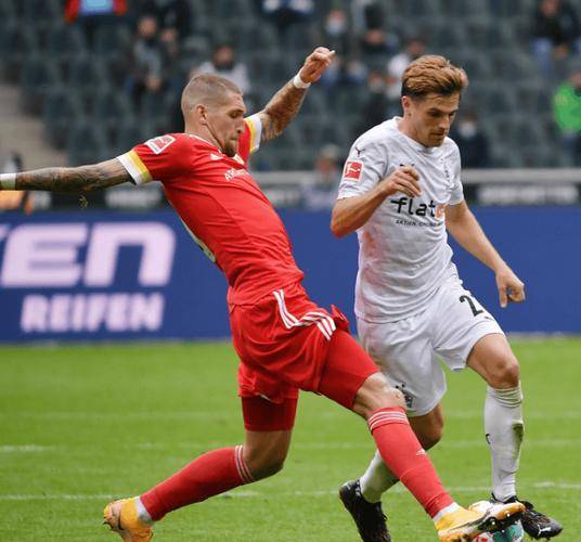 法兰克福训练开放日，今晚战术微调引欢呼，德甲在即，阵容厚度经受考验