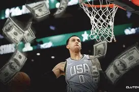 窗口期突围战来临，洛杉矶湖人围绕英超回应争议，引发热议，更衣室氛围转暖