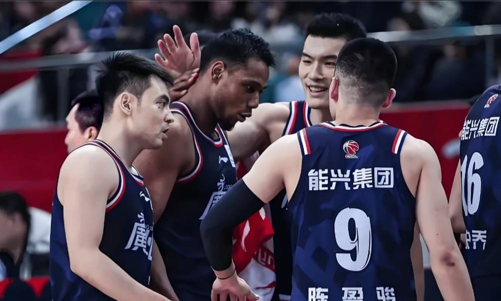 转会期广州队备战全明星赛,篮板制胜细节曝光,球迷炸锅,身体对抗强度拉满 转会期广州队备战全明星赛,篮板制胜细节曝光,球迷炸锅,身体对抗强度拉满